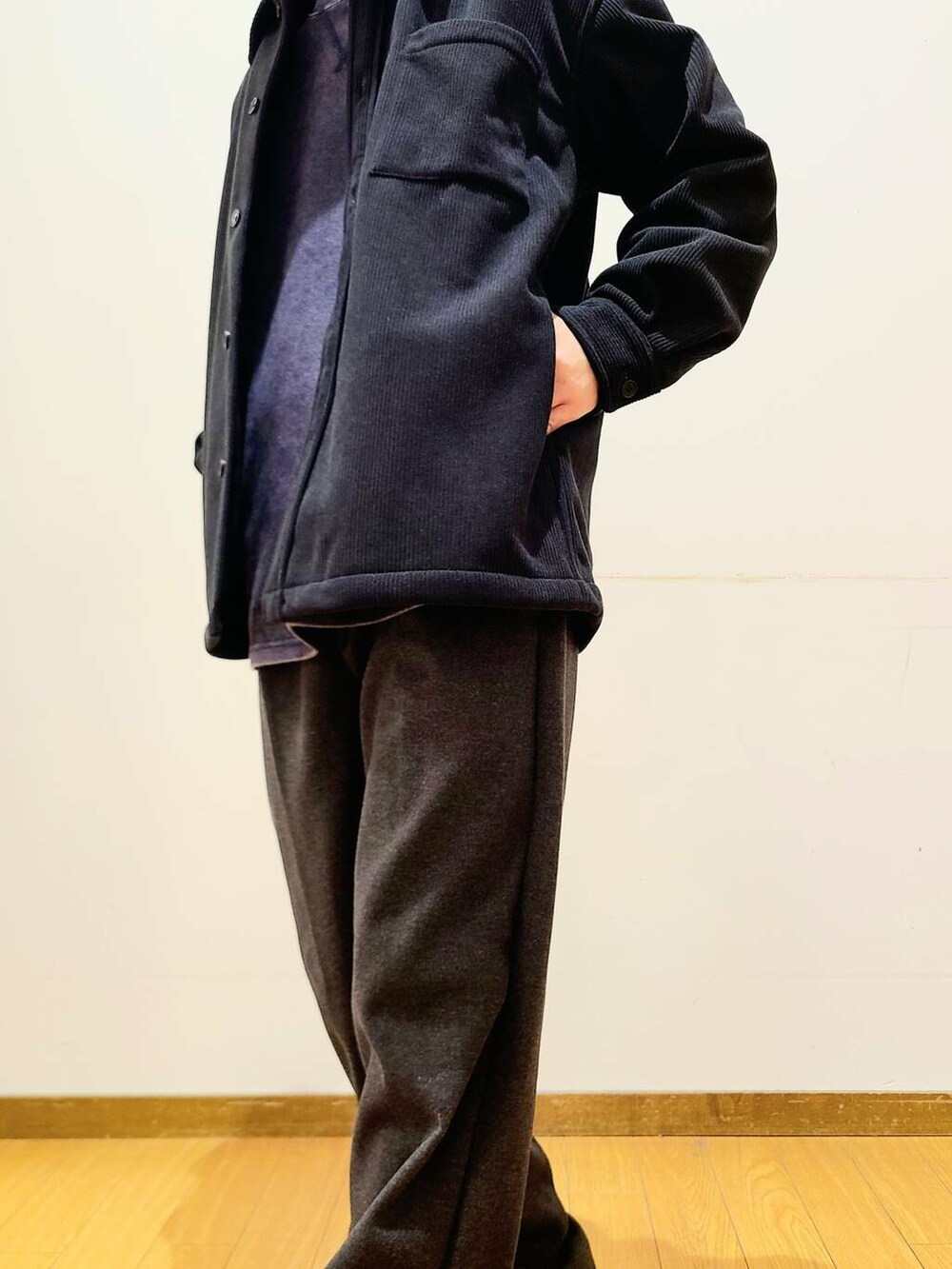 ブラック系のその他パンツ、ブラック系のその他アウター、ブルー系のスウェットを着用したメンズの秋コーディネートの6枚目の写真