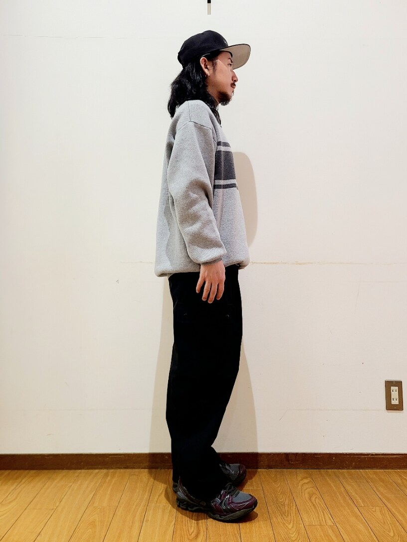 ブラック系のカーゴパンツを着用したメンズの冬コーディネートの2枚目の写真