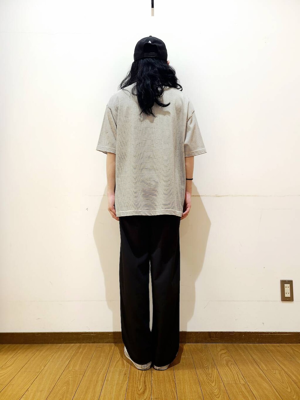 ブラック系のその他パンツ、ホワイト系のTシャツ/カットソーを着用したメンズの夏コーディネートの3枚目の写真