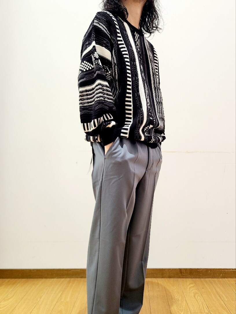 ブラック系のニット/セーター、グリーン系のその他パンツを着用したメンズの秋コーディネートの8枚目の写真