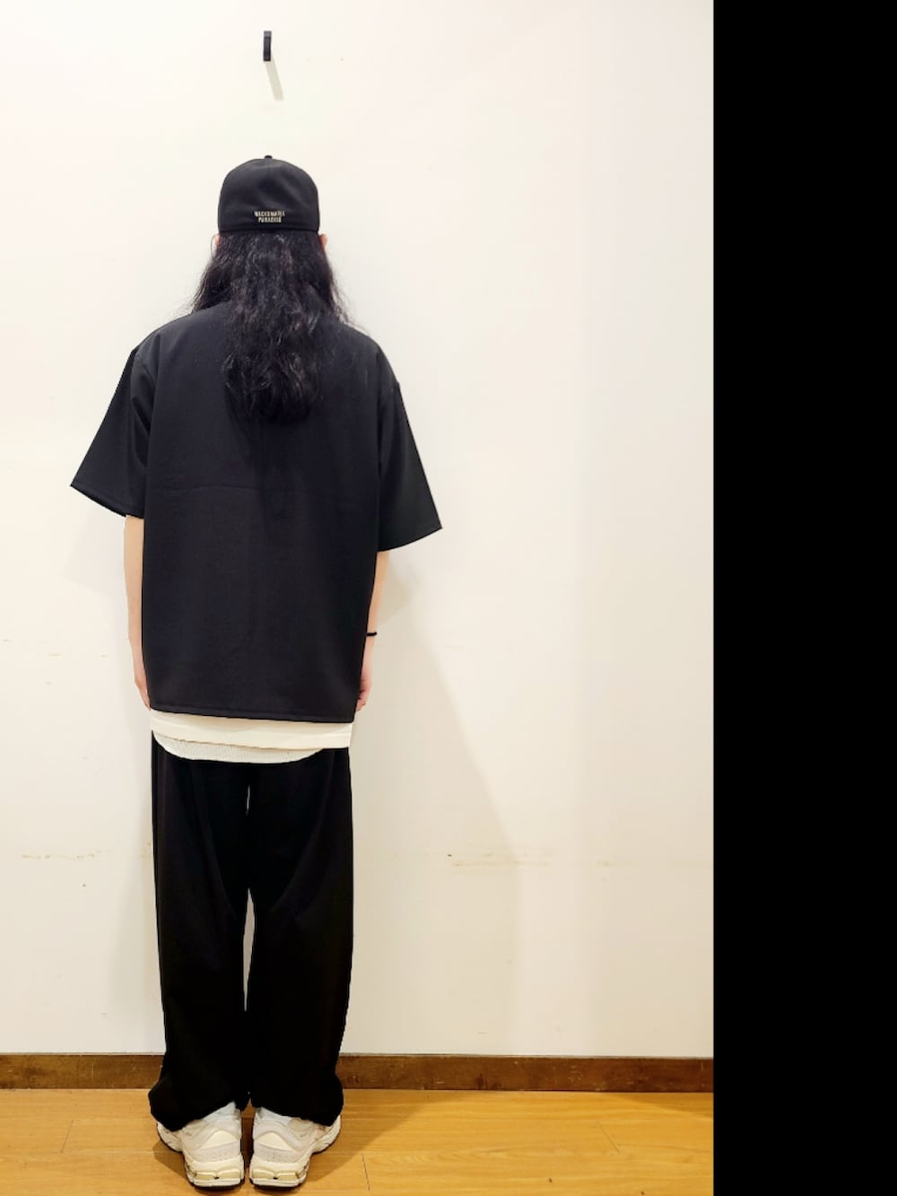 ブラック系のTシャツ/カットソー、ホワイト系のTシャツ/カットソー、ブラック系のその他パンツを着用したメンズの夏コーディネートの3枚目の写真
