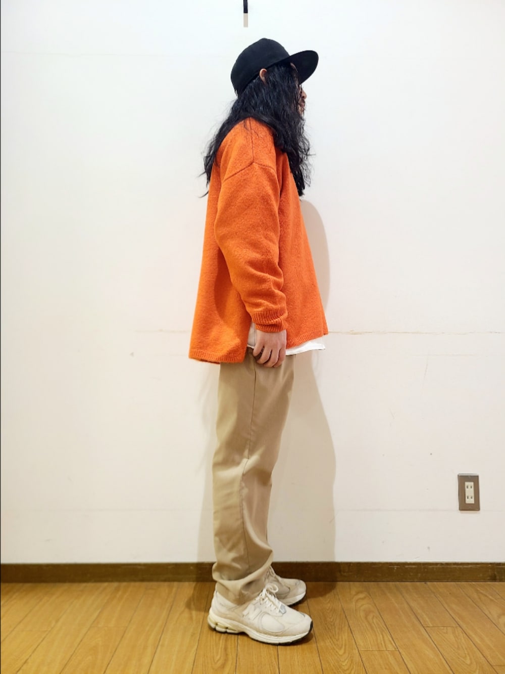 ベージュ系のその他パンツ、オレンジ系のニット/セーターを着用したメンズの冬コーディネートの2枚目の写真