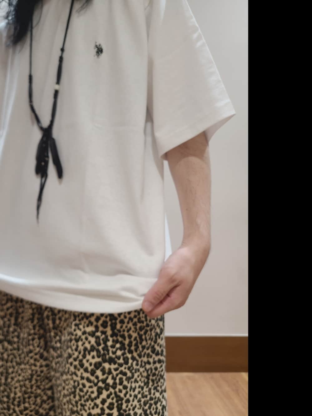 ホワイト系のTシャツ/カットソーを着用したメンズの夏コーディネートの5枚目の写真