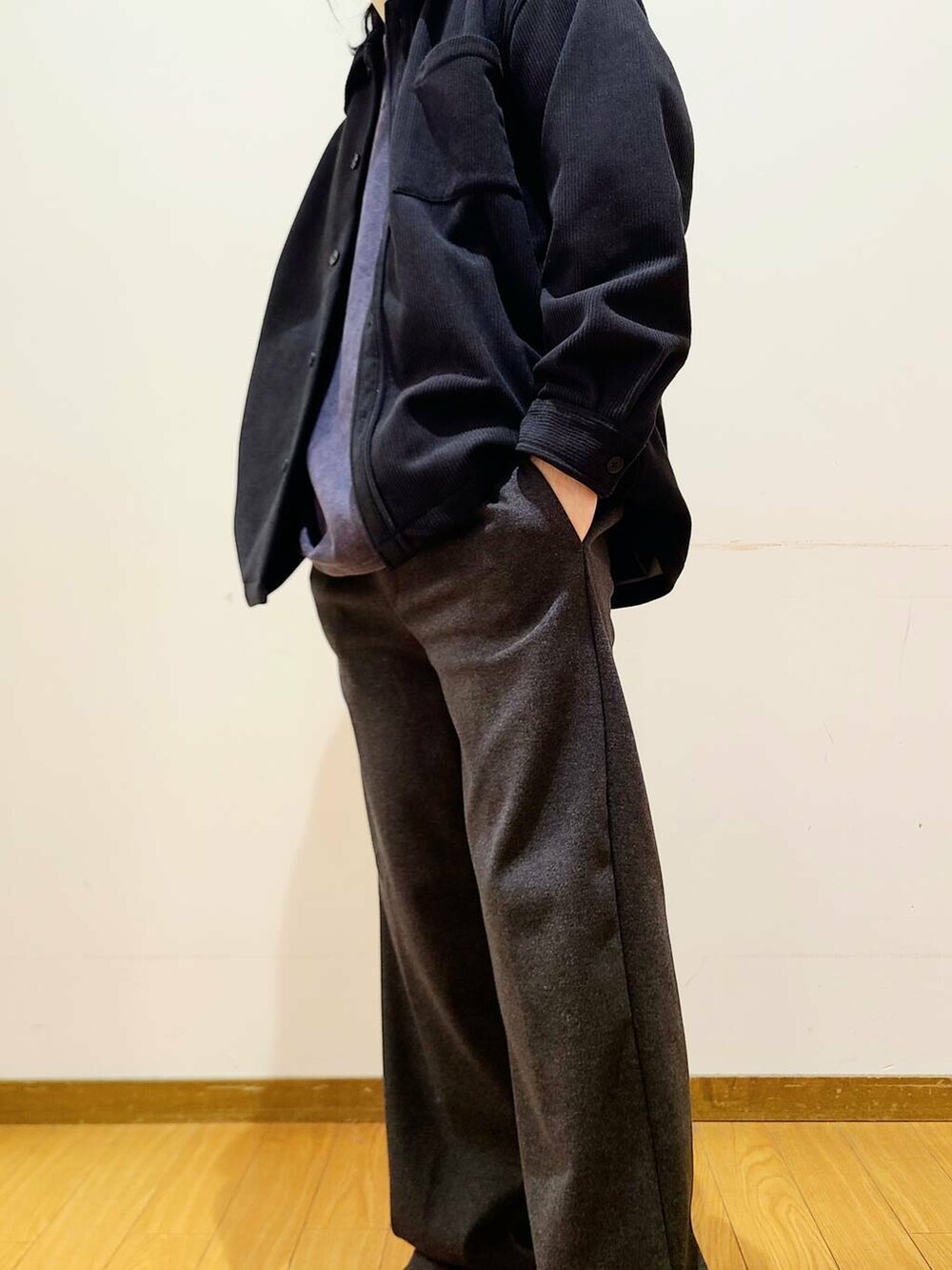 ブラック系のその他パンツ、ブラック系のその他アウター、ブルー系のスウェットを着用したメンズの秋コーディネートの7枚目の写真