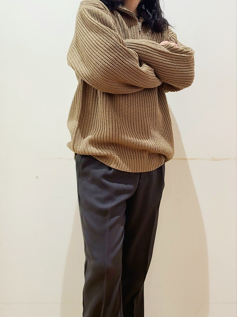 グレー系のその他パンツを着用したメンズの冬コーディネートの5枚目の写真