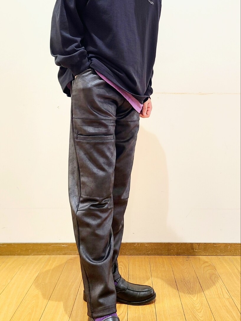 ブラック系のTシャツ/カットソー、ブラック系のその他パンツ、ブラック系のキャップを着用したメンズの秋コーディネートの5枚目の写真