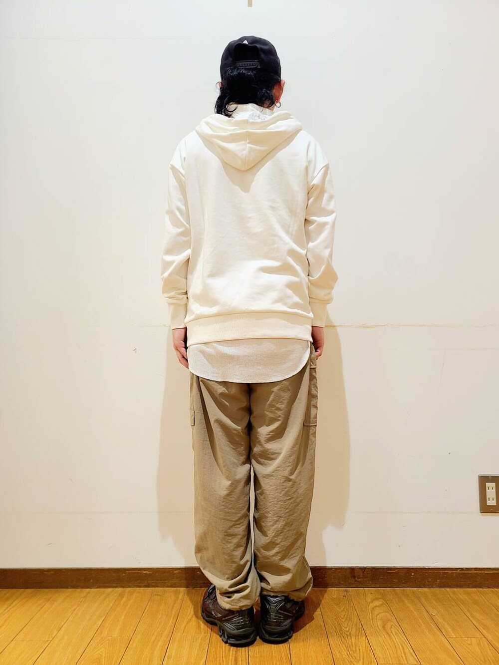 ベージュ系のその他パンツ、ホワイト系のパーカーを着用したメンズの秋コーディネートの3枚目の写真