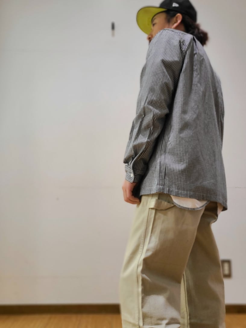 ホワイト系のTシャツ/カットソー、ベージュ系のその他パンツを着用したメンズの冬コーディネートの7枚目の写真