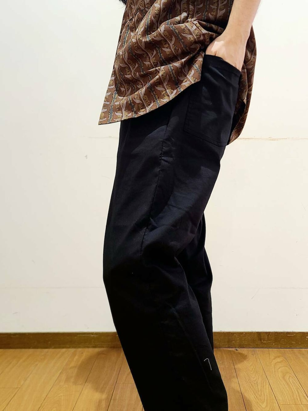 ブラック系のその他パンツ、ホワイト系のTシャツ/カットソー、ブラウン系のシャツ/ブラウスを着用したメンズの春コーディネートの7枚目の写真