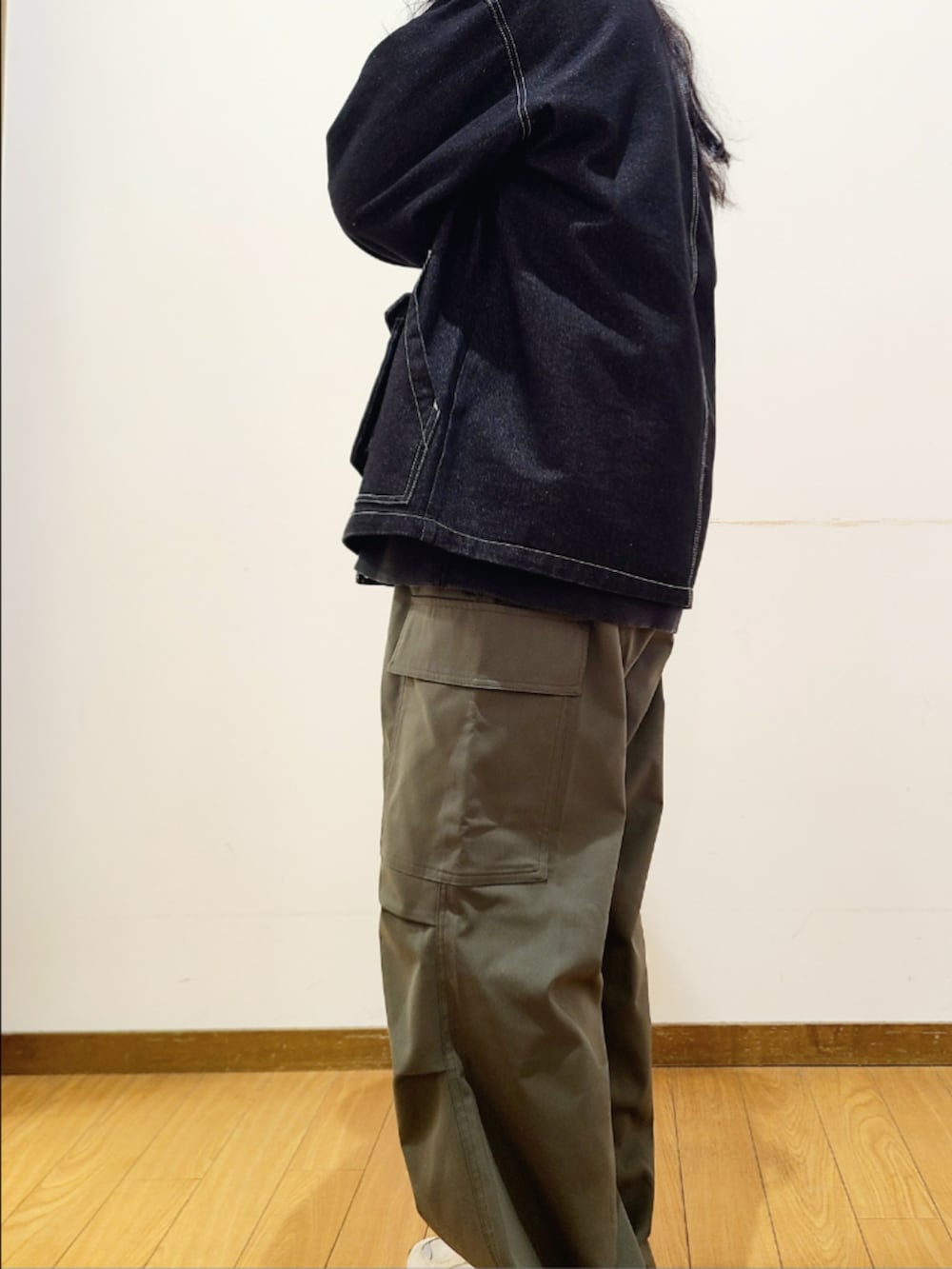 ブラック系のカバーオール、グリーン系のその他パンツを着用したメンズの冬コーディネートの7枚目の写真