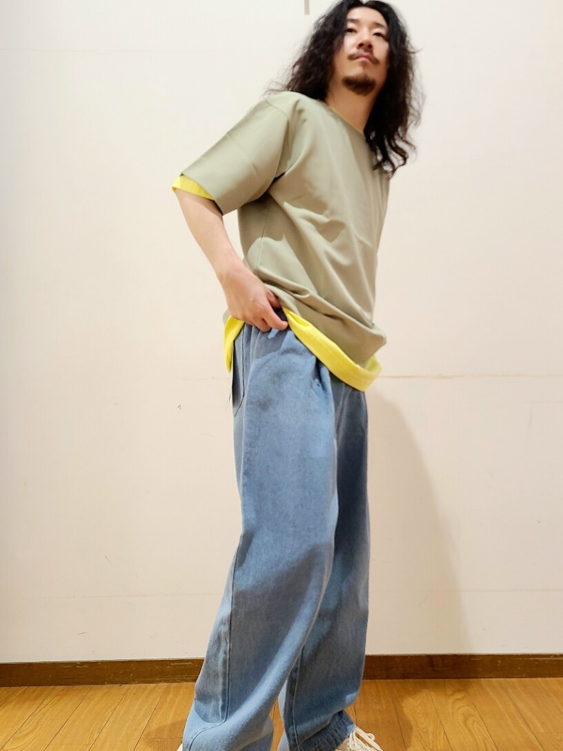 イエロー系のTシャツ/カットソー、グリーン系のTシャツ/カットソー、ブルー系のデニムパンツを着用したメンズの春コーディネートの4枚目の写真