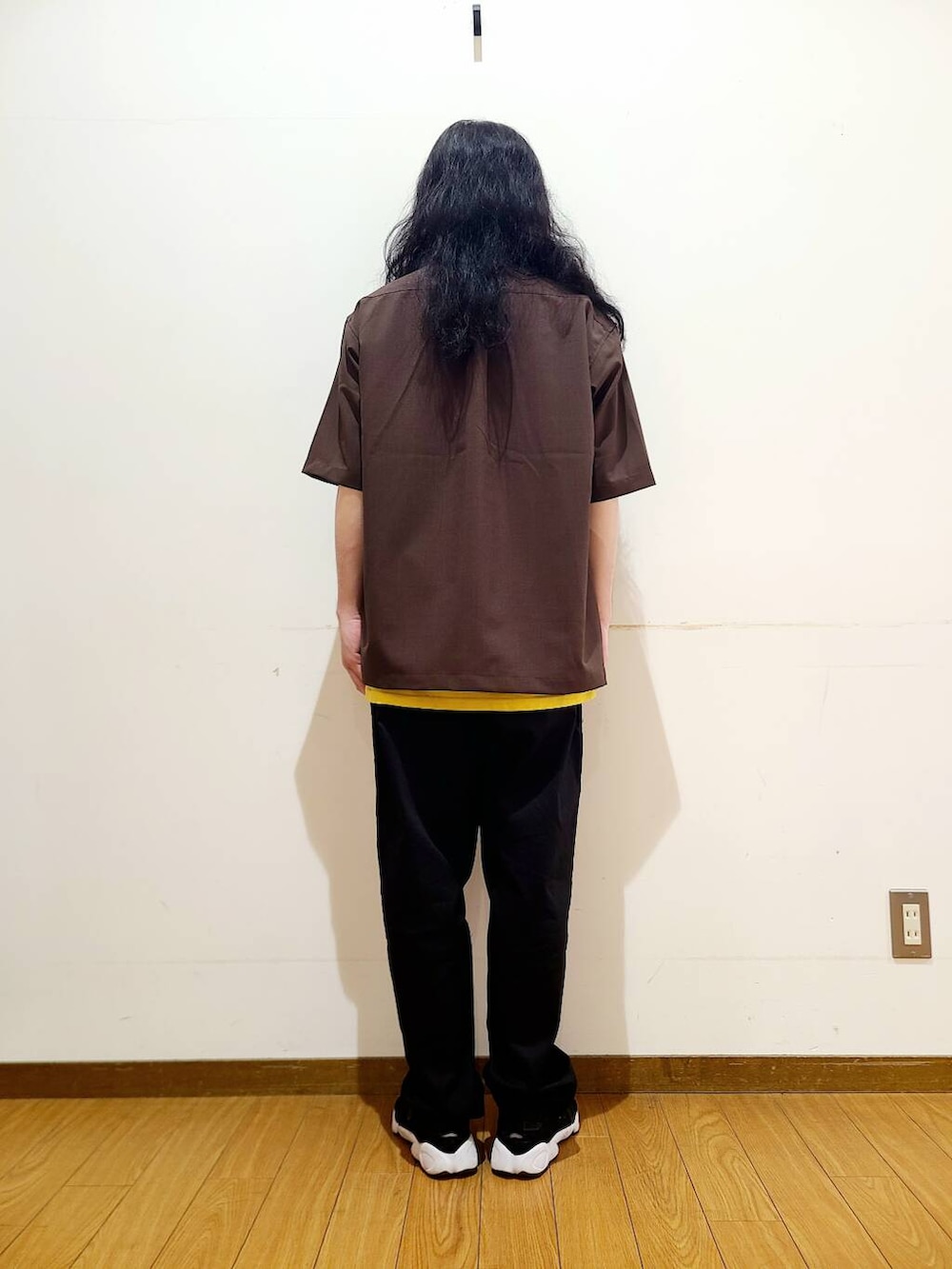 ブラック系のその他パンツ、ブラウン系のシャツ/ブラウスを着用したメンズの夏コーディネートの3枚目の写真