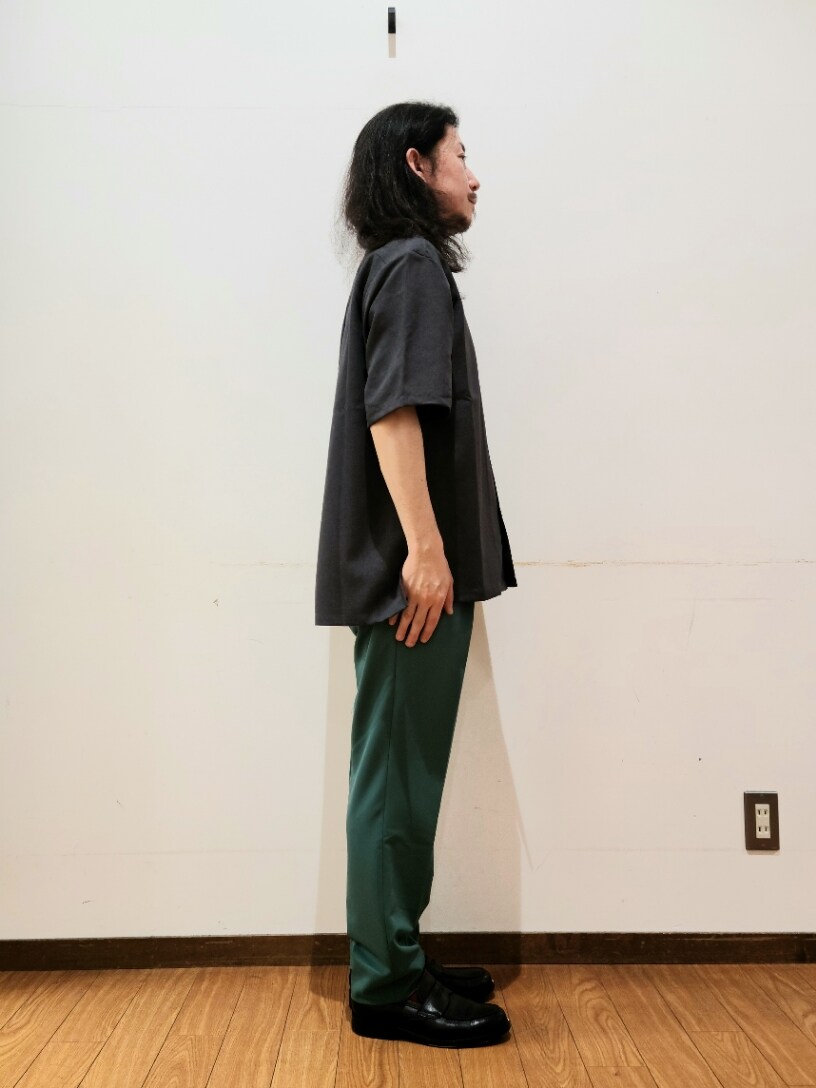 グレー系のシャツ/ブラウス、ホワイト系のTシャツ/カットソー、グリーン系のその他パンツを着用したメンズの春コーディネートの2枚目の写真