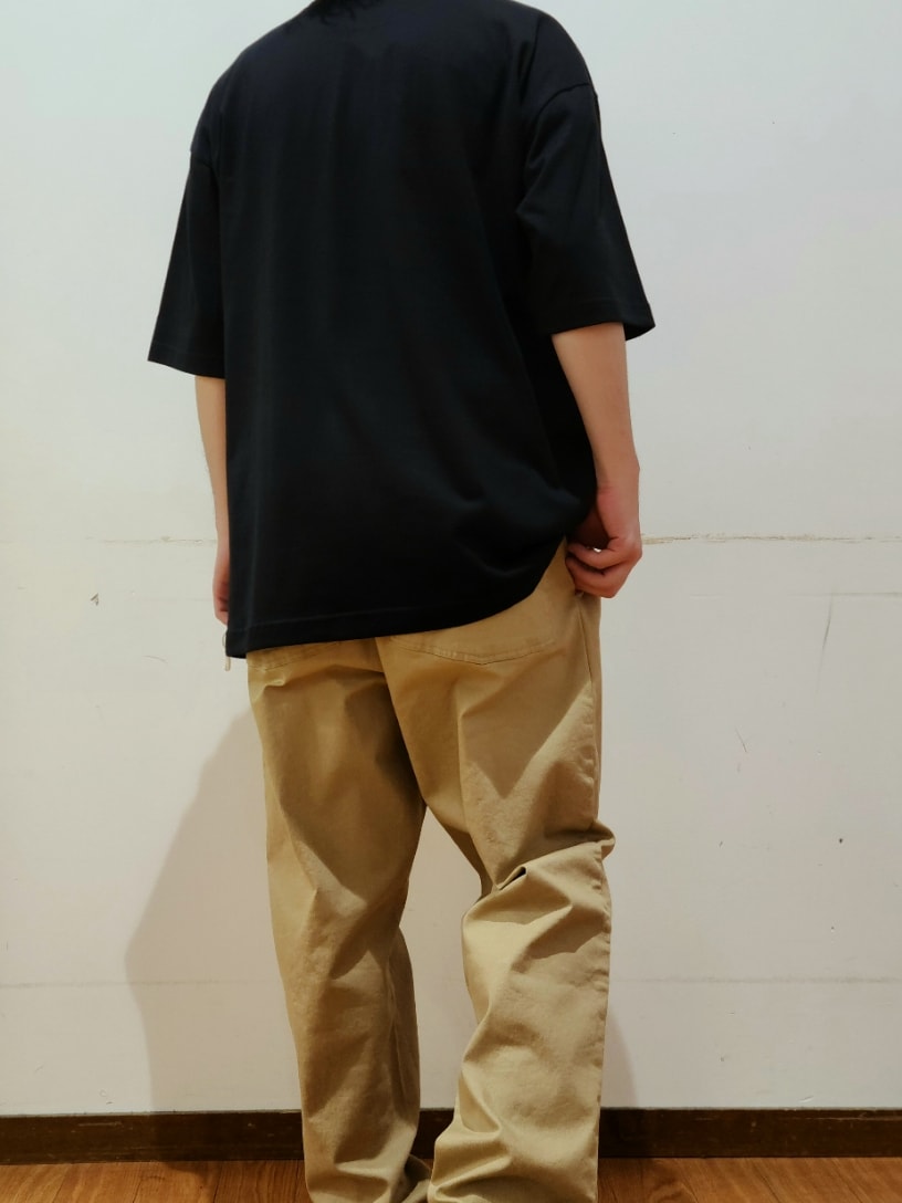 ブラック系のTシャツ/カットソー、ベージュ系のその他パンツ、ブラック系のキャップを着用したメンズの春コーディネートの6枚目の写真