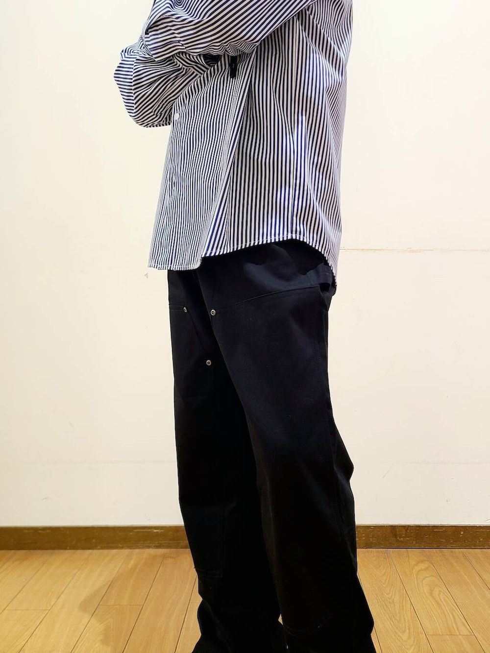 ブルー系のシャツ/ブラウス、ブラック系のその他パンツを着用したメンズの冬コーディネートの6枚目の写真