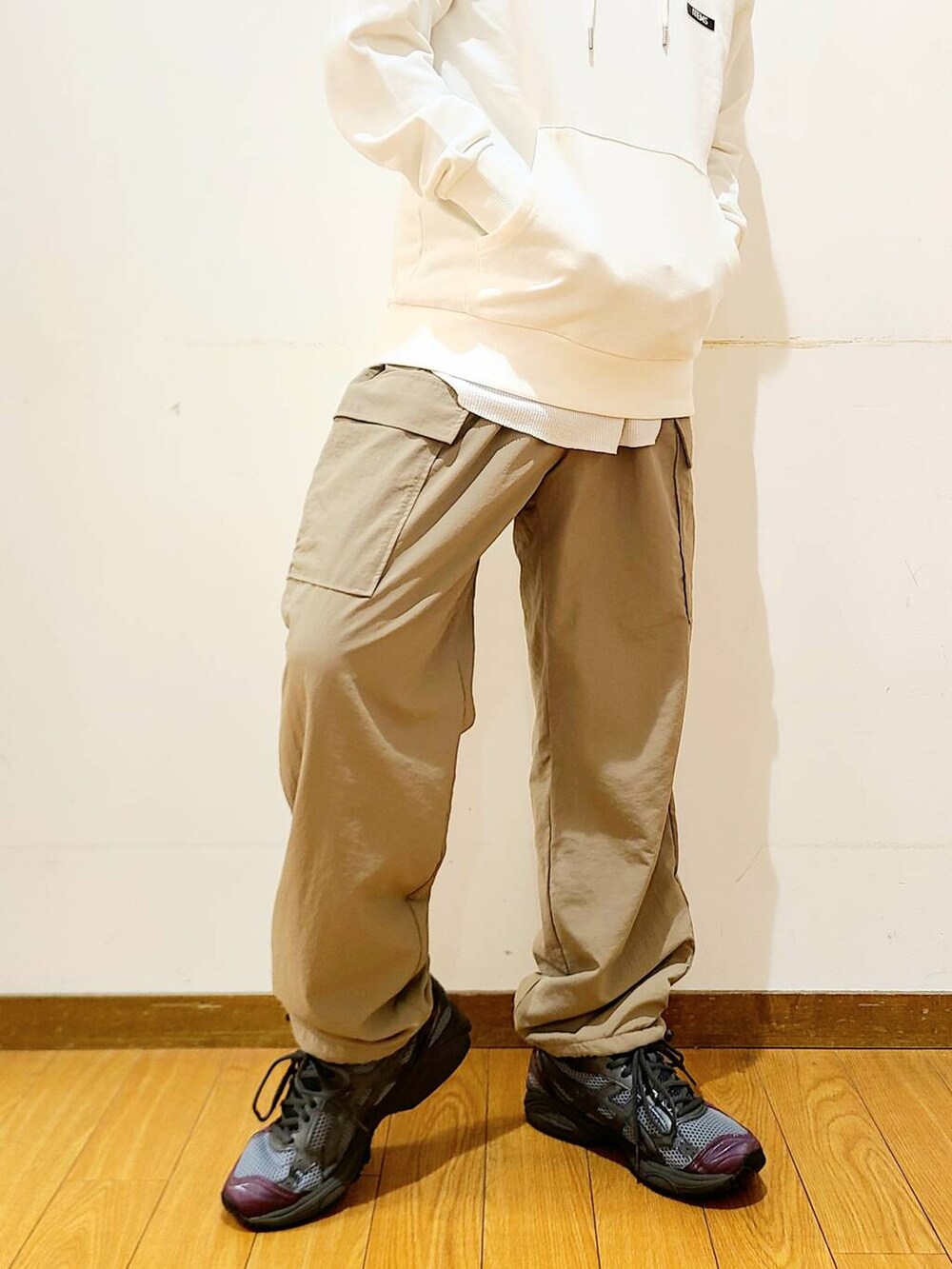 ベージュ系のその他パンツ、ホワイト系のパーカーを着用したメンズの秋コーディネートの6枚目の写真