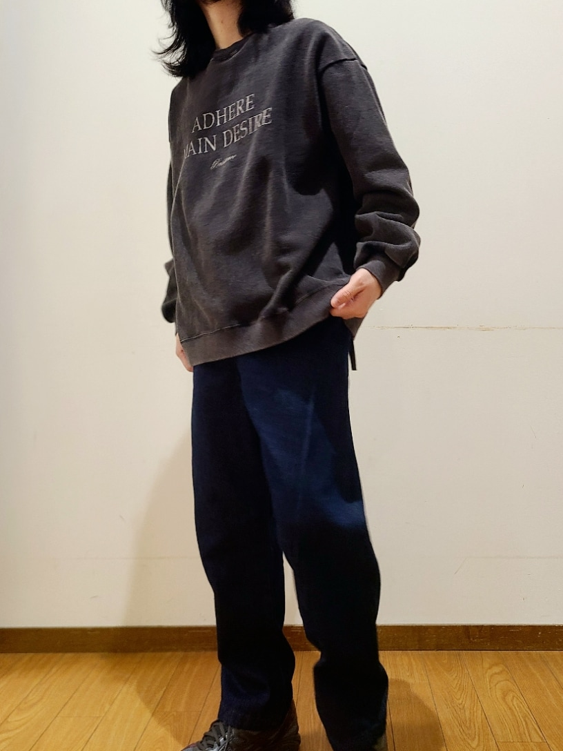 その他のスウェット、ブルー系のデニムパンツを着用したメンズの冬コーディネートの4枚目の写真