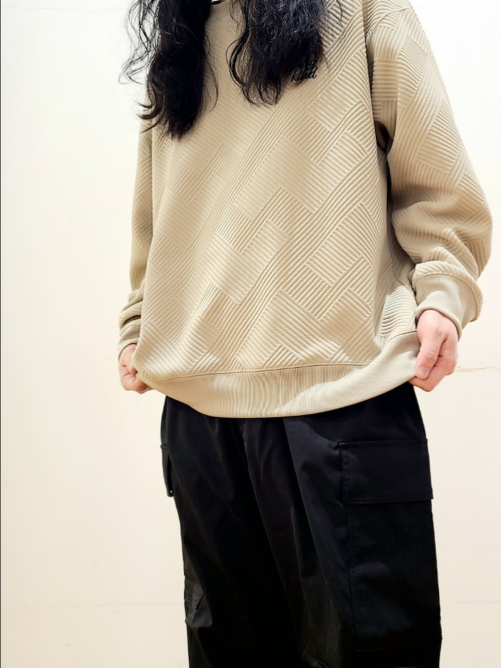 ベージュ系のスウェット、ブラック系のその他パンツを着用したメンズの冬コーディネートの8枚目の写真