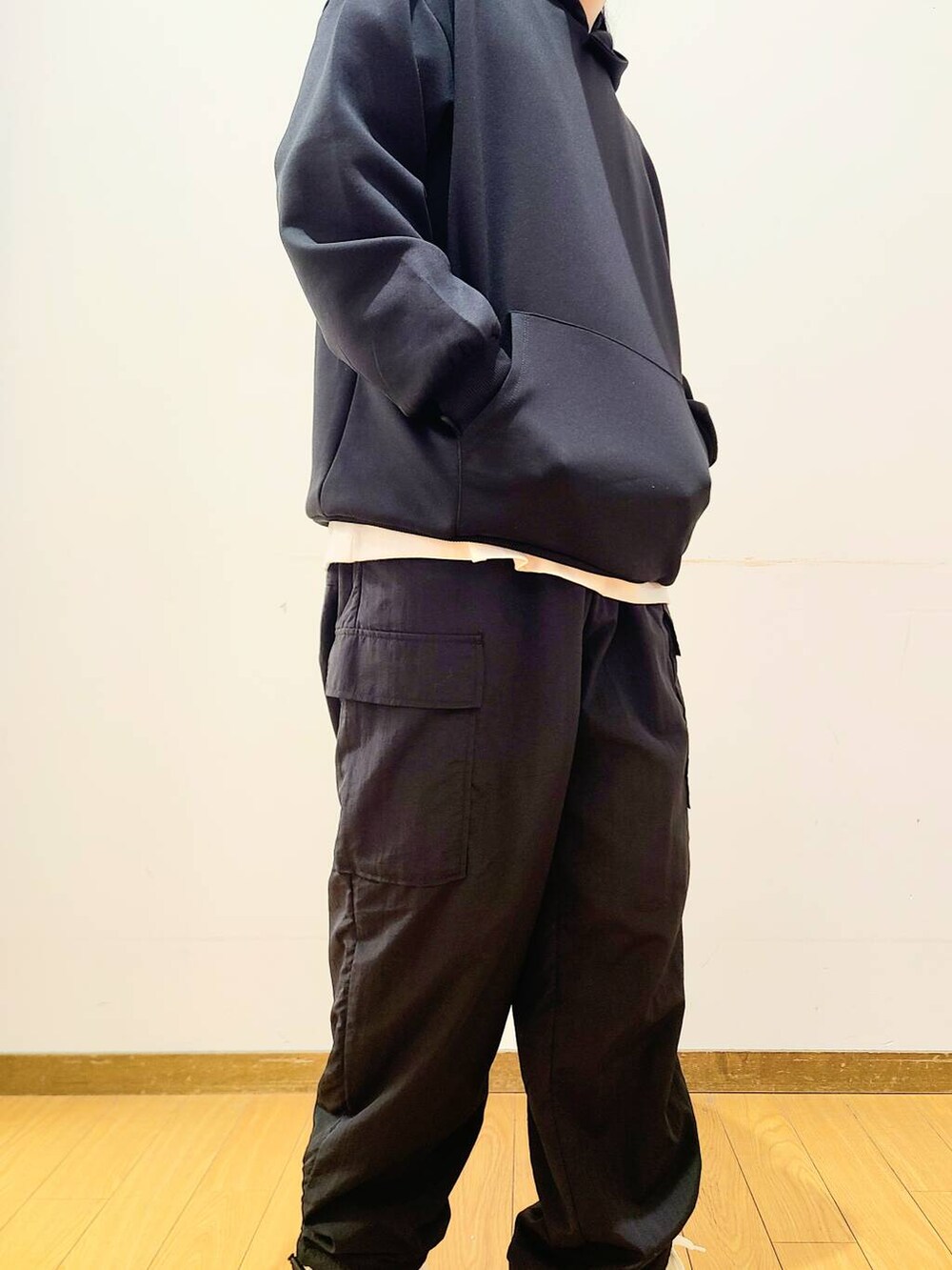 ブラック系のその他パンツ、ホワイト系のTシャツ/カットソー、ブラック系のパーカーを着用したメンズの秋コーディネートの6枚目の写真