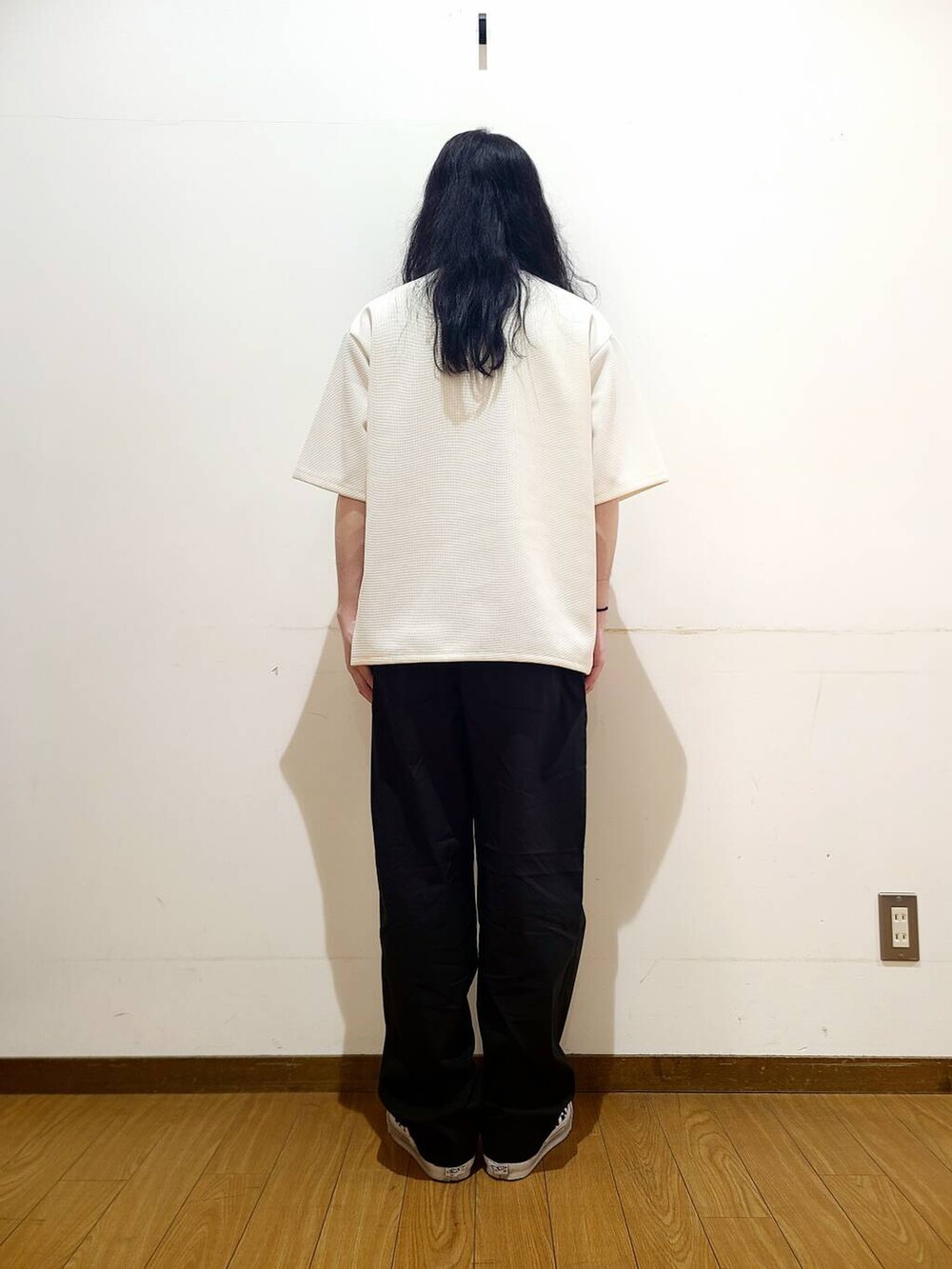 ブラック系のスニーカー、ホワイト系のTシャツ/カットソーを着用したメンズの春コーディネートの3枚目の写真