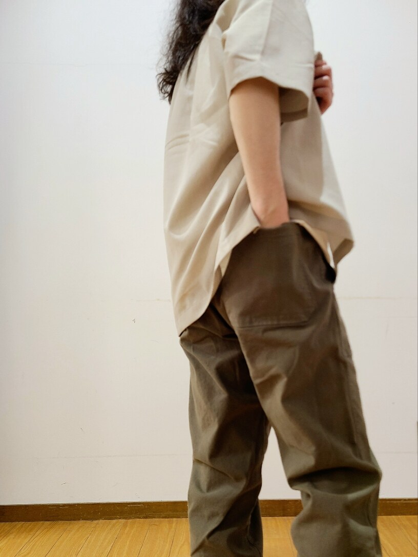 ベージュ系のシャツ/ブラウス、グリーン系のその他パンツ、その他のTシャツ/カットソーを着用したメンズの春コーディネートの5枚目の写真