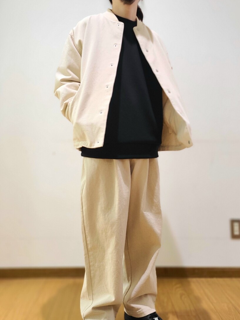 ブラック系のスウェット、ホワイト系のデニムパンツを着用したメンズの冬コーディネートの4枚目の写真