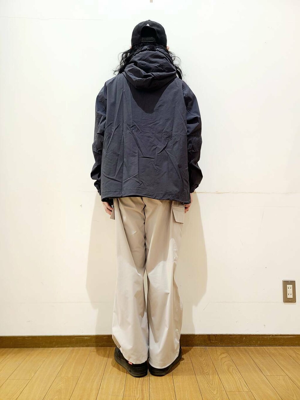 ブラック系のマウンテンパーカー、ホワイト系のその他パンツ、グレー系のTシャツ/カットソーを着用したメンズの冬コーディネートの3枚目の写真