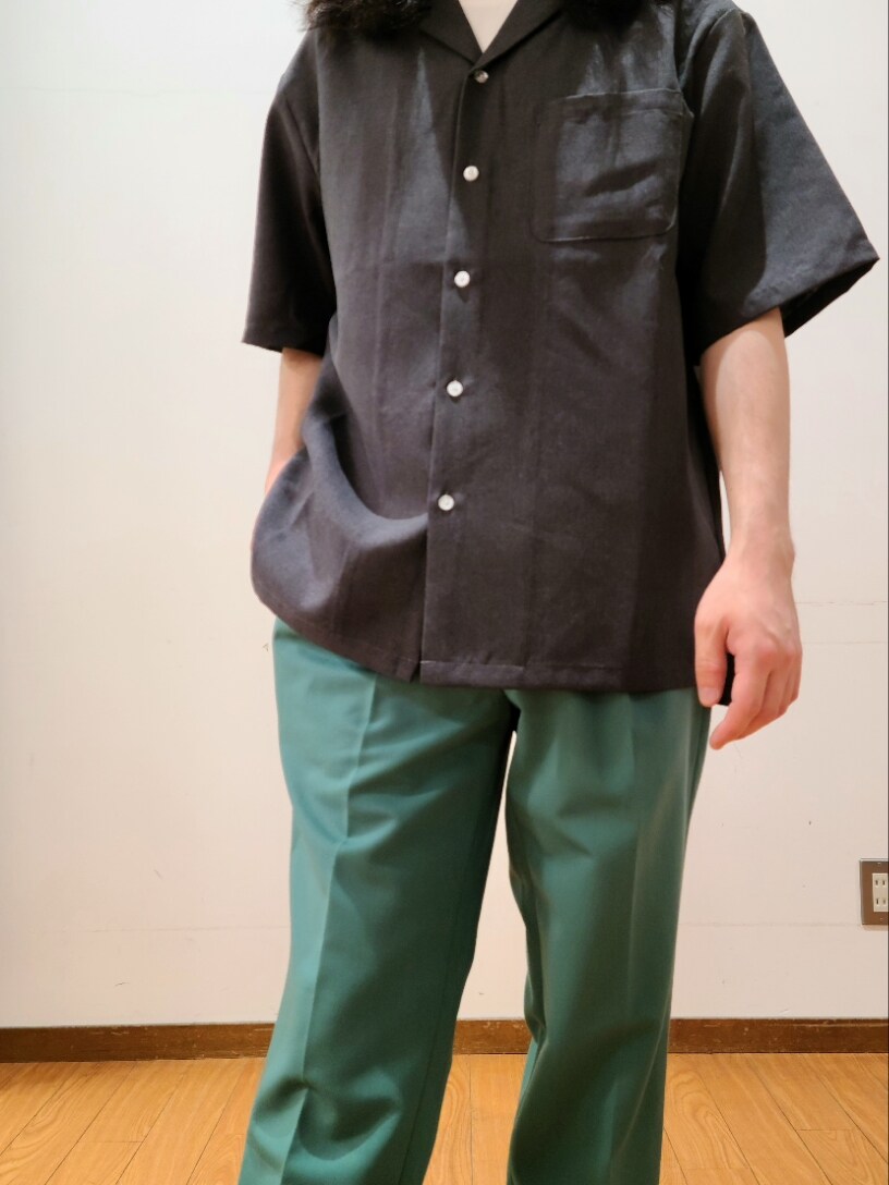 グレー系のシャツ/ブラウス、ホワイト系のTシャツ/カットソー、グリーン系のその他パンツを着用したメンズの春コーディネートの5枚目の写真