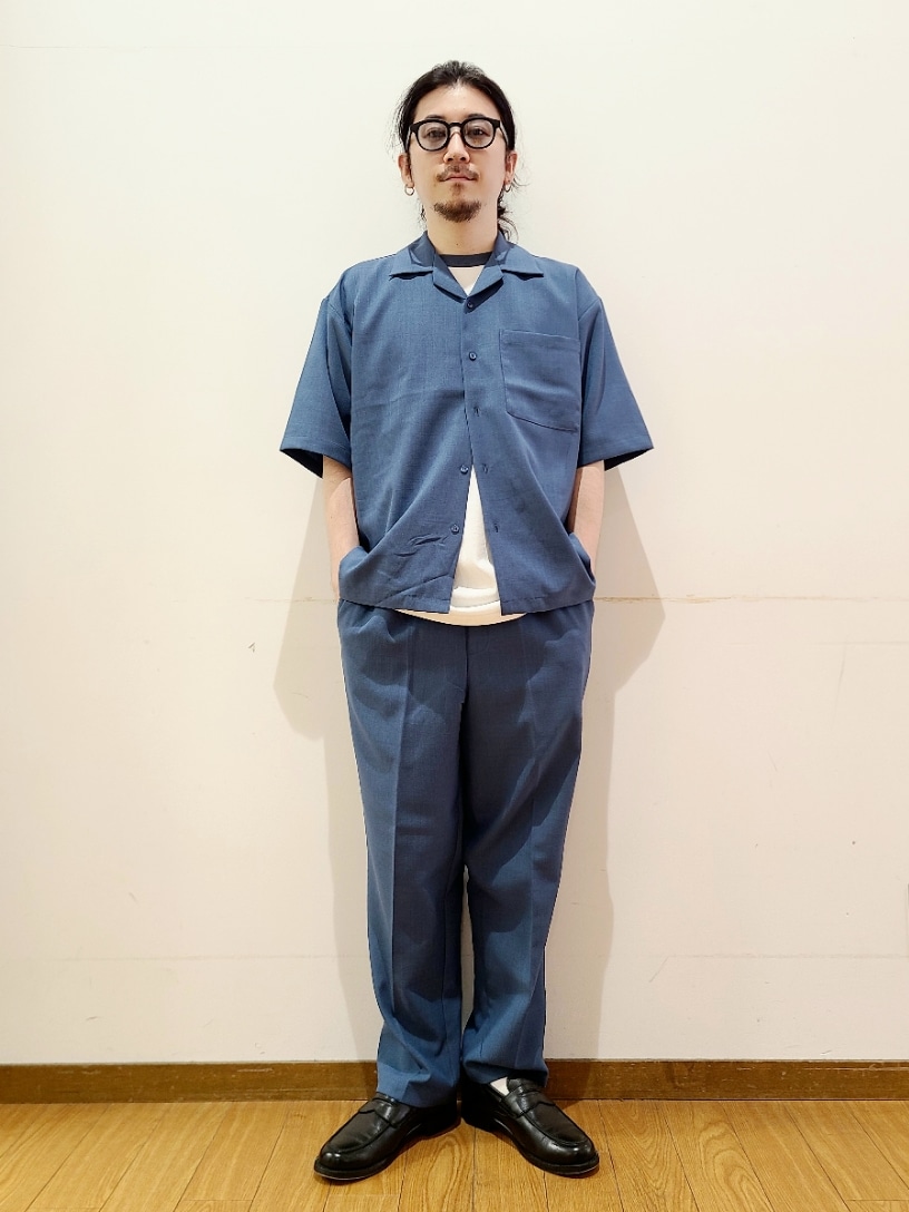 ブルー系のTシャツ/カットソー、ブルー系のセットアップ、ブラック系のメガネを着用したメンズの夏コーディネートの6枚目の写真