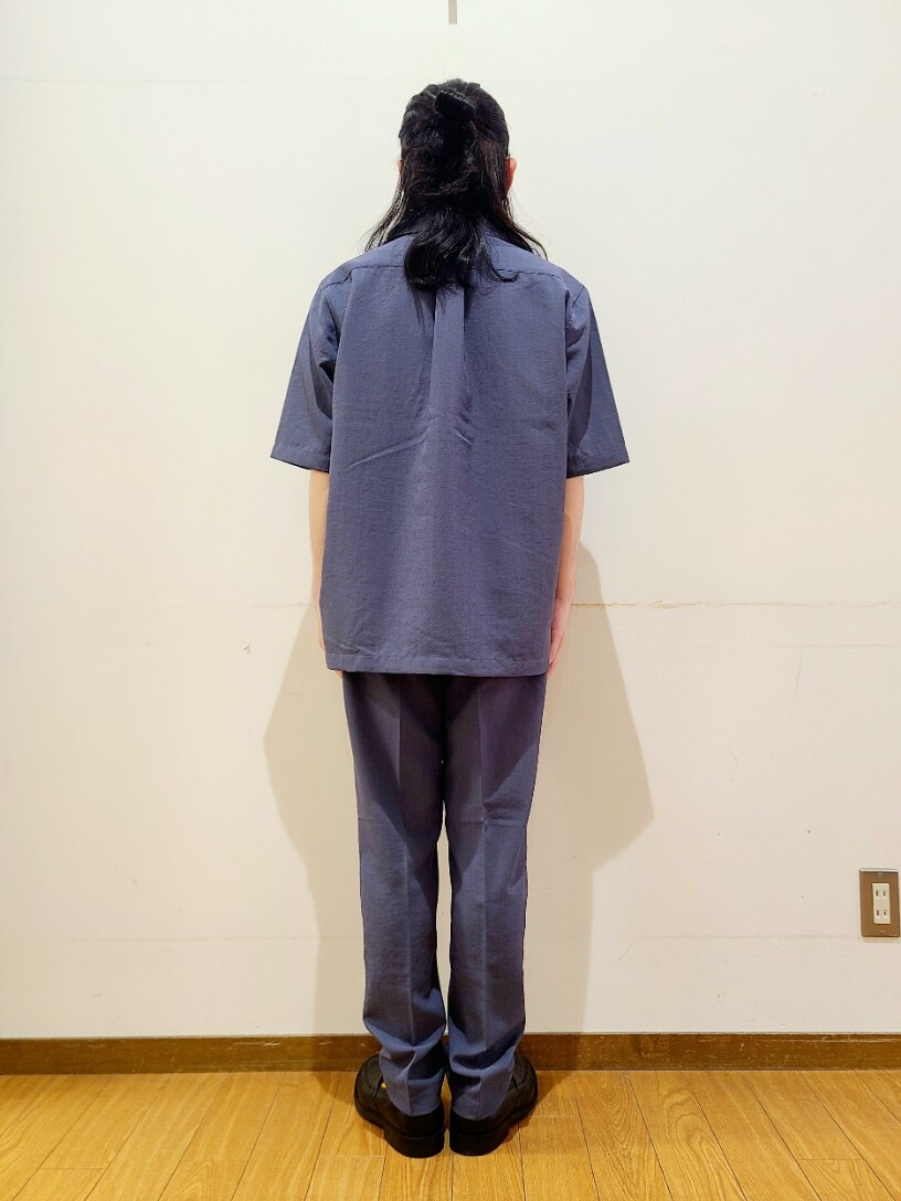 ブラック系のTシャツ/カットソー、ブルー系のシャツ/ブラウス、ブルー系のその他パンツを着用したメンズの春コーディネートの3枚目の写真