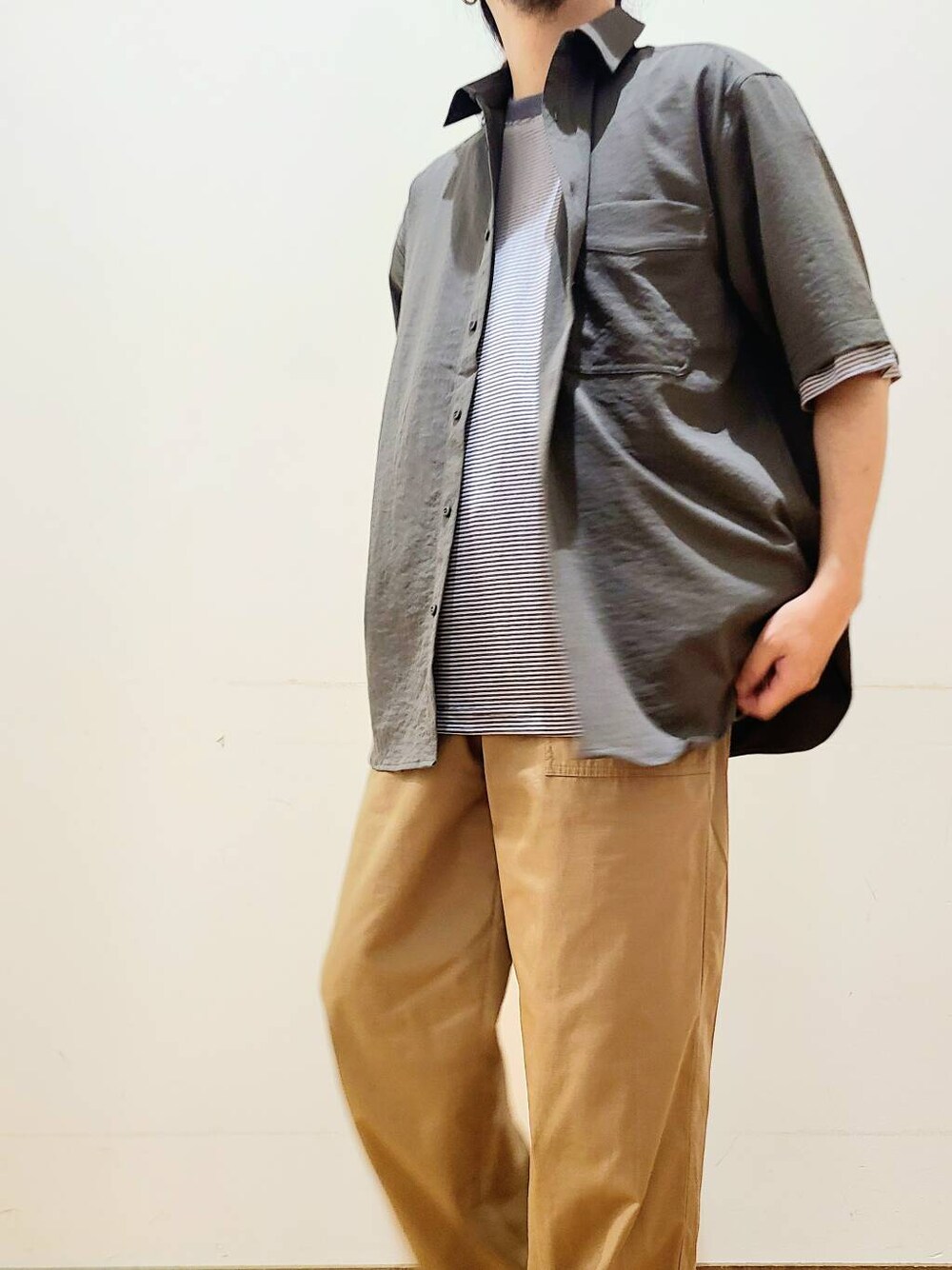 グリーン系のチノパンツ、その他のTシャツ/カットソー、グレー系のシャツ/ブラウスを着用したメンズの夏コーディネートの4枚目の写真