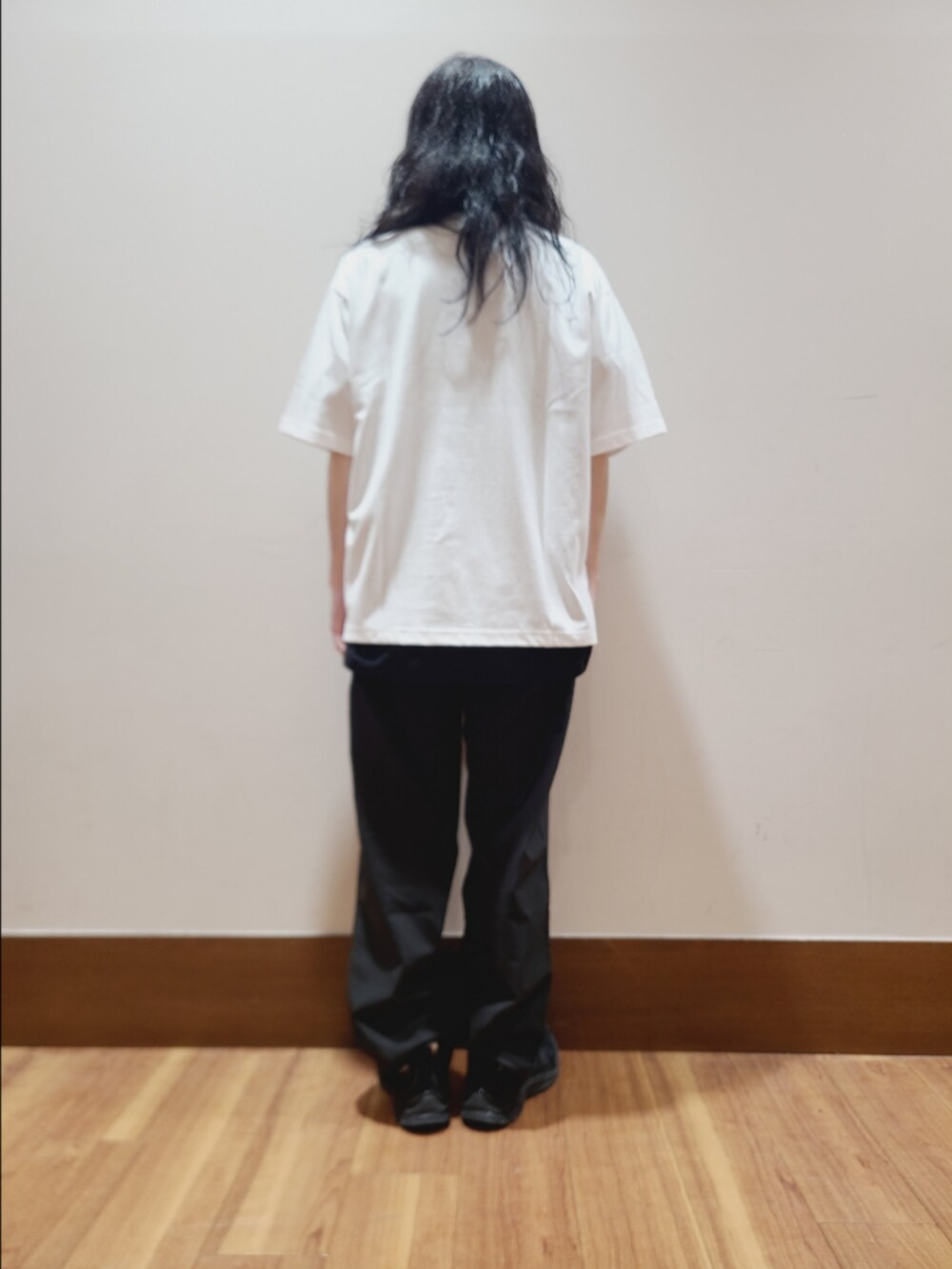 ホワイト系のTシャツ/カットソー、ブラック系のその他パンツを着用したメンズの夏コーディネートの3枚目の写真