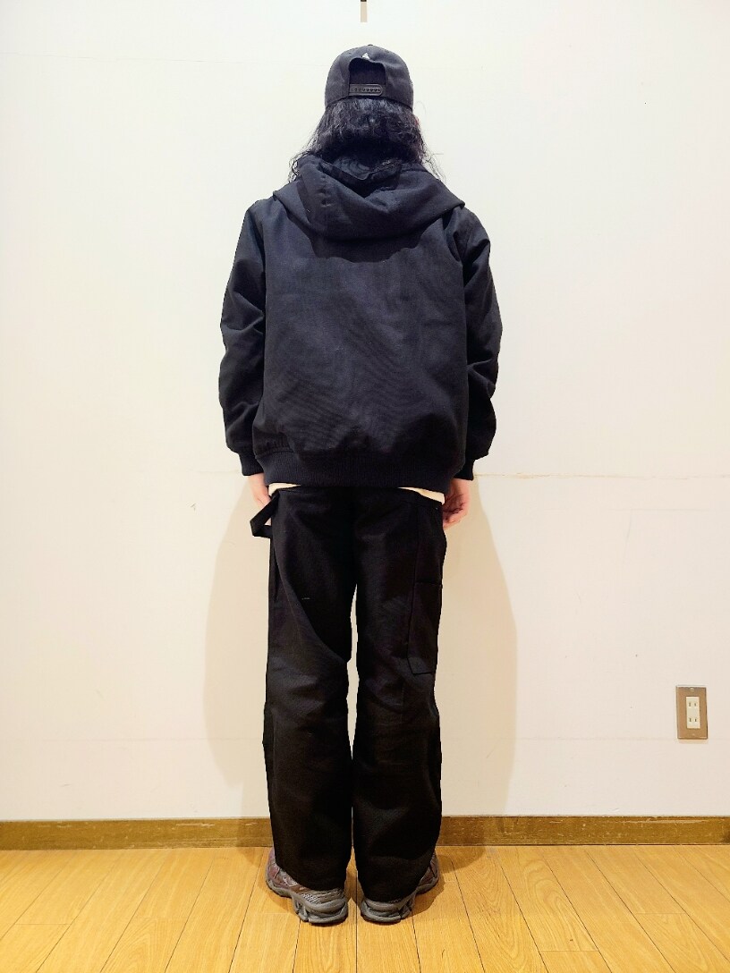 ホワイト系のTシャツ/カットソー、ブラック系のブルゾン、ブラック系のその他パンツを着用したメンズの冬コーディネートの3枚目の写真