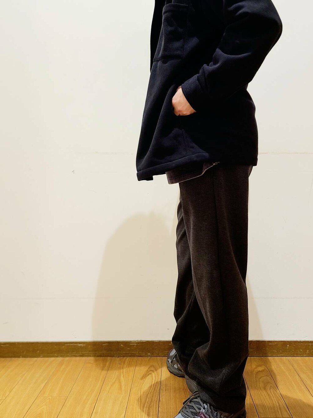 ブラック系のその他パンツ、ブラック系のその他アウター、ブルー系のスウェットを着用したメンズの秋コーディネートの4枚目の写真