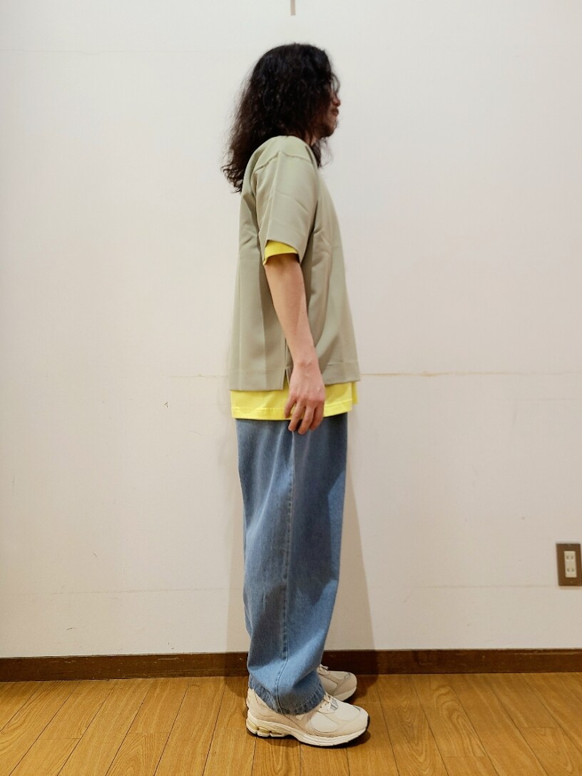 イエロー系のTシャツ/カットソー、グリーン系のTシャツ/カットソー、ブルー系のデニムパンツを着用したメンズの春コーディネートの2枚目の写真