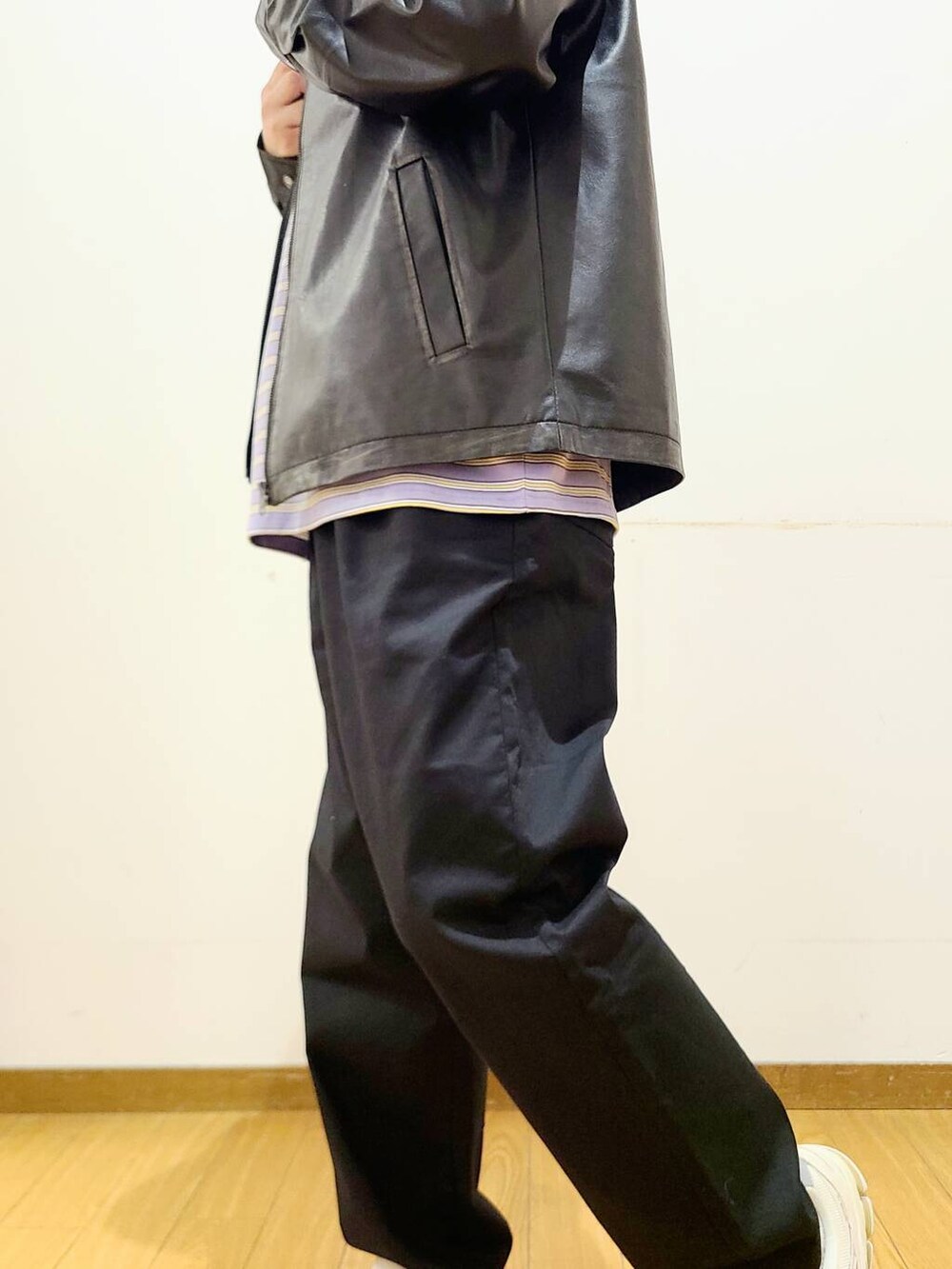 ブラック系のその他パンツ、ブラック系のその他アウター、ホワイト系のTシャツ/カットソーを着用したメンズの秋コーディネートの6枚目の写真