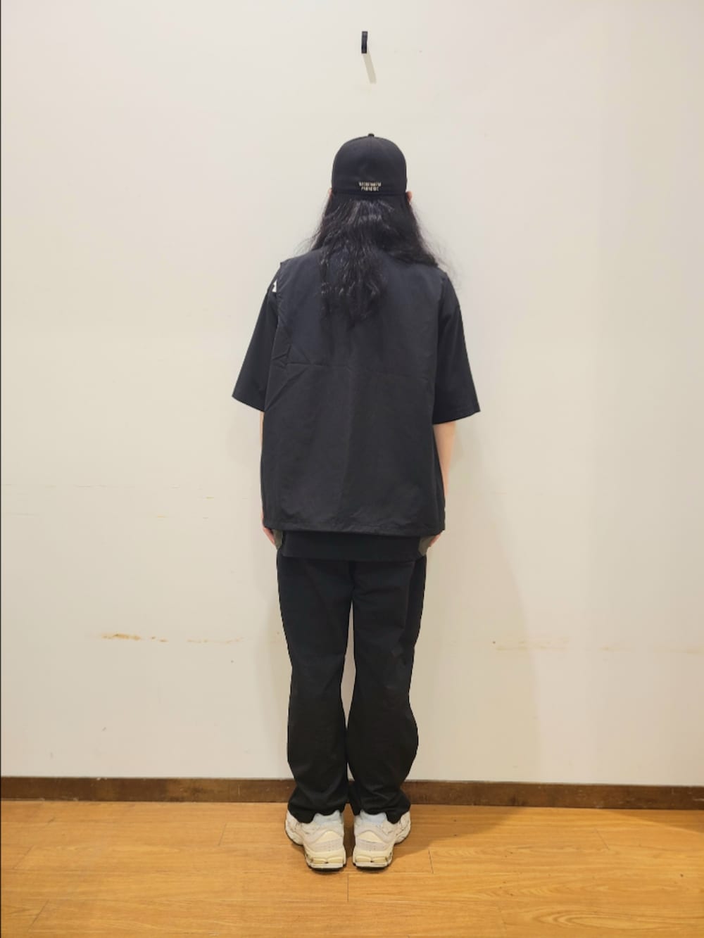 ブラック系のTシャツ/カットソー、ブラック系のその他パンツを着用したメンズの夏コーディネートの3枚目の写真
