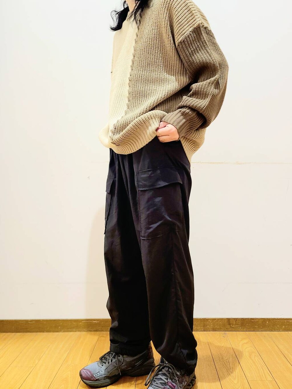 ブラック系のその他パンツ、ホワイト系のニット/セーターを着用したメンズの秋コーディネートの4枚目の写真