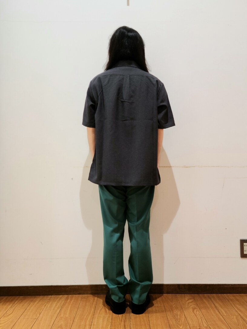 グレー系のシャツ/ブラウス、ホワイト系のTシャツ/カットソー、グリーン系のその他パンツを着用したメンズの春コーディネートの3枚目の写真