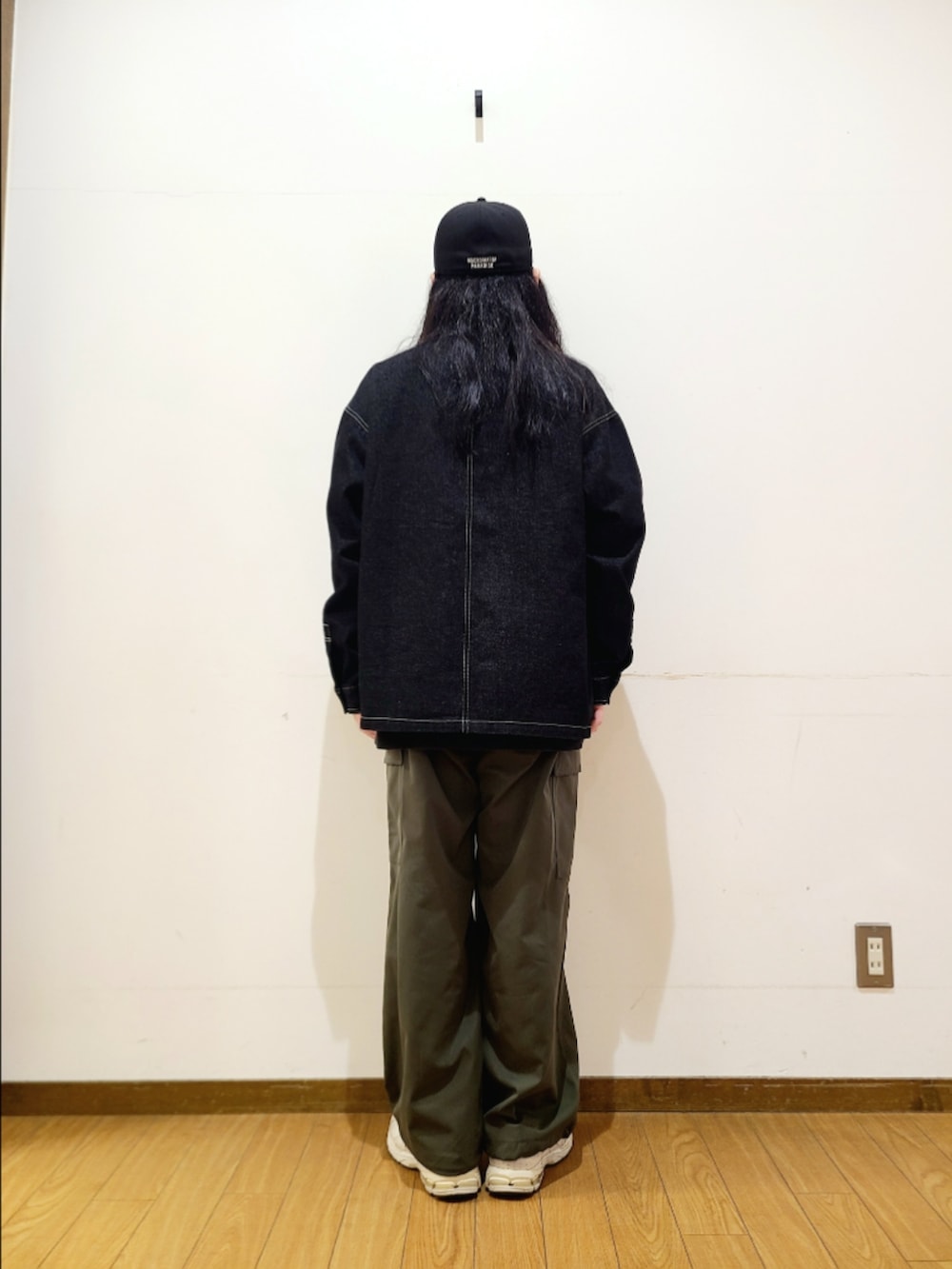 ブラック系のカバーオール、グリーン系のその他パンツを着用したメンズの冬コーディネートの3枚目の写真