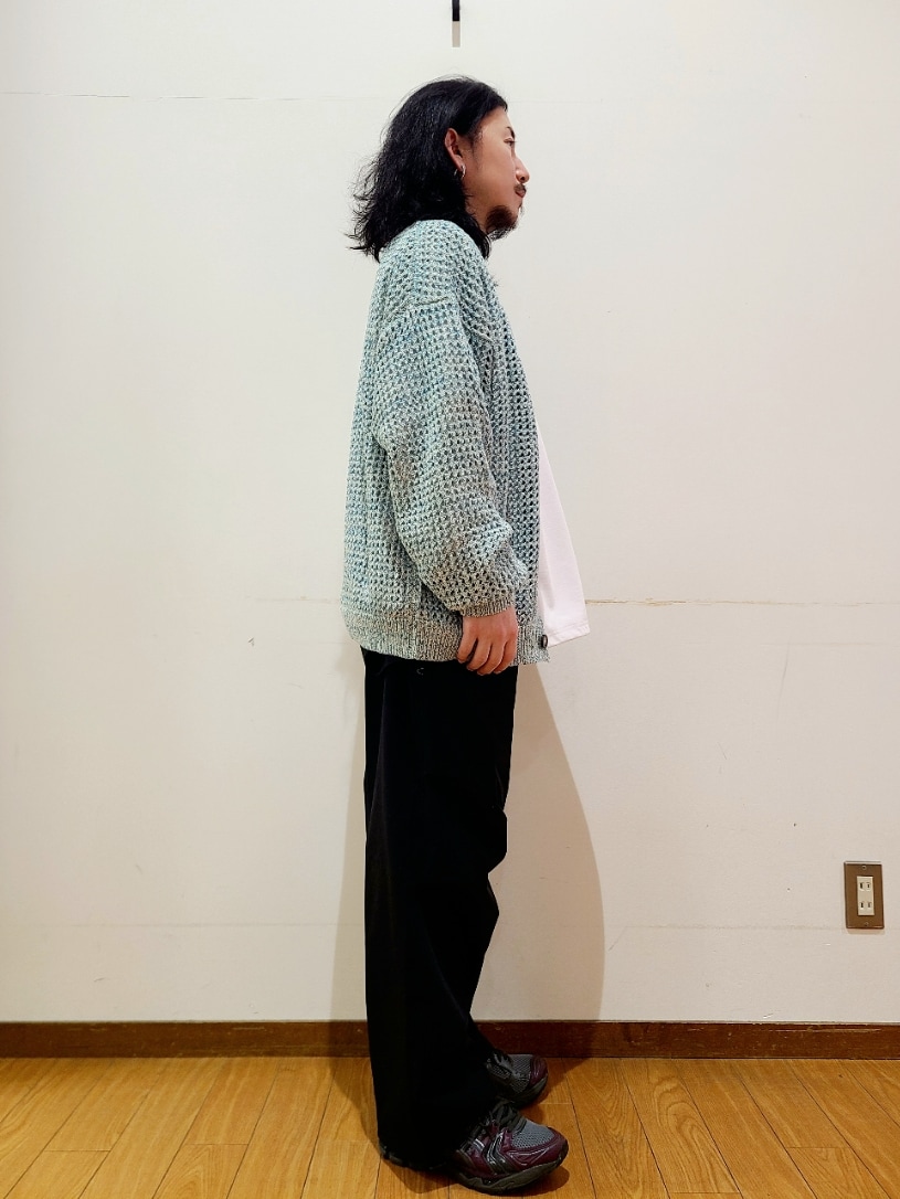 ホワイト系のTシャツ/カットソー、ブラック系のその他パンツを着用したメンズの冬コーディネートの2枚目の写真