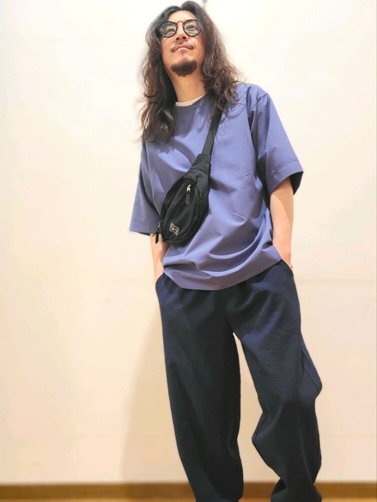 ブルー系のTシャツ/カットソー、ブルー系のその他パンツ、ブラック系のボディバッグ/ウエストポーチを着用したメンズの春コーディネートの4枚目の写真