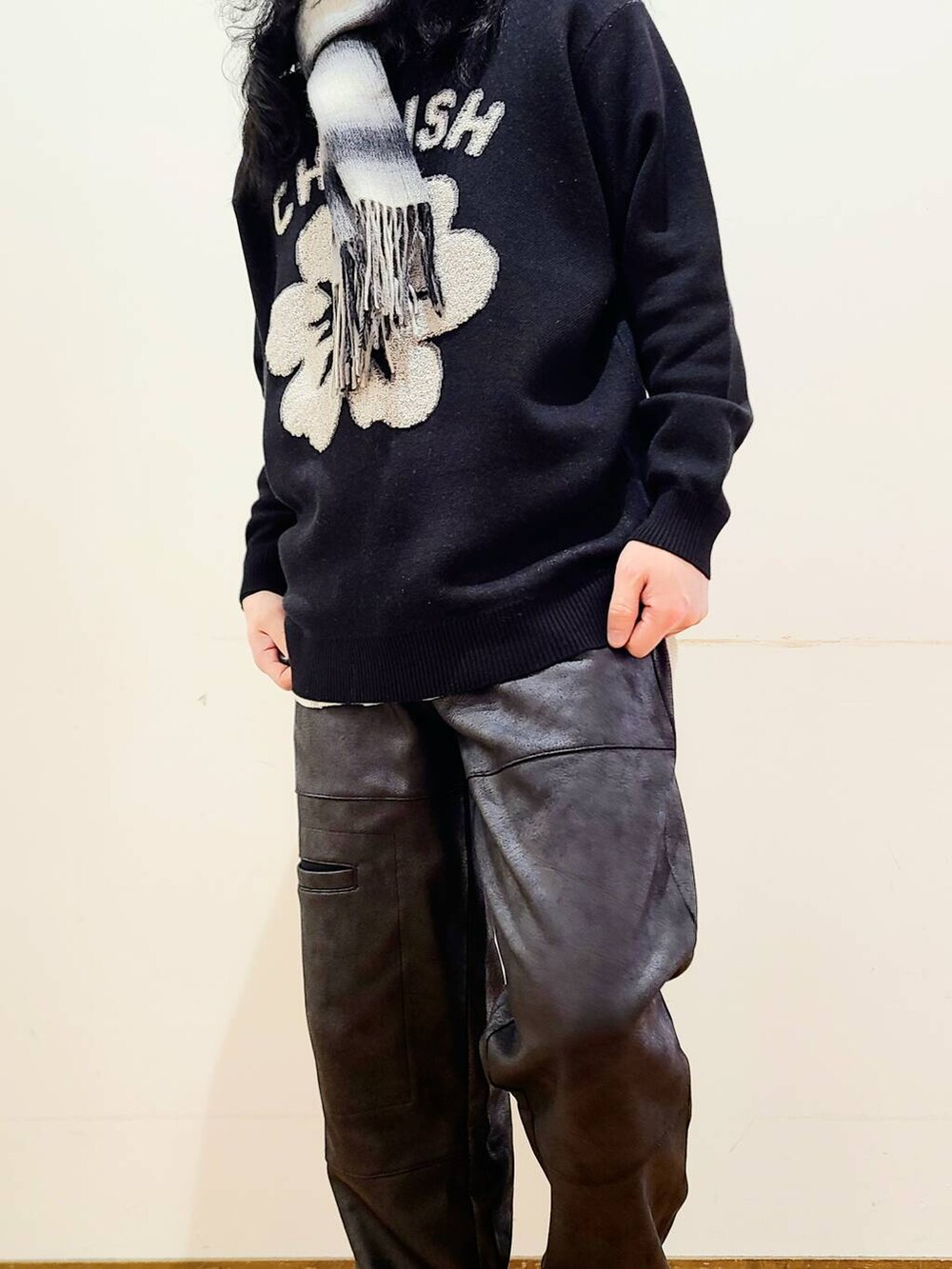 ブラック系のその他パンツ、ブラック系のスニーカー、ブラック系のニット/セーターを着用したメンズの冬コーディネートの5枚目の写真