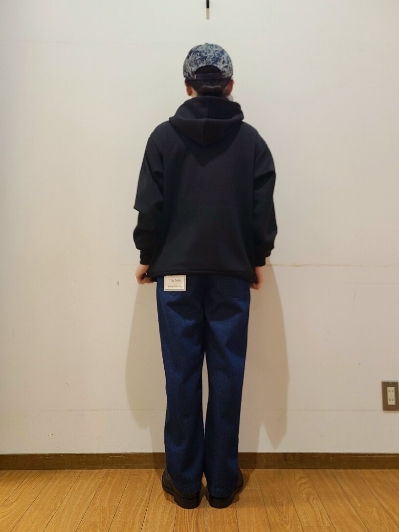 ブラック系のパーカー、ブルー系のデニムパンツを着用したメンズの秋コーディネートの3枚目の写真