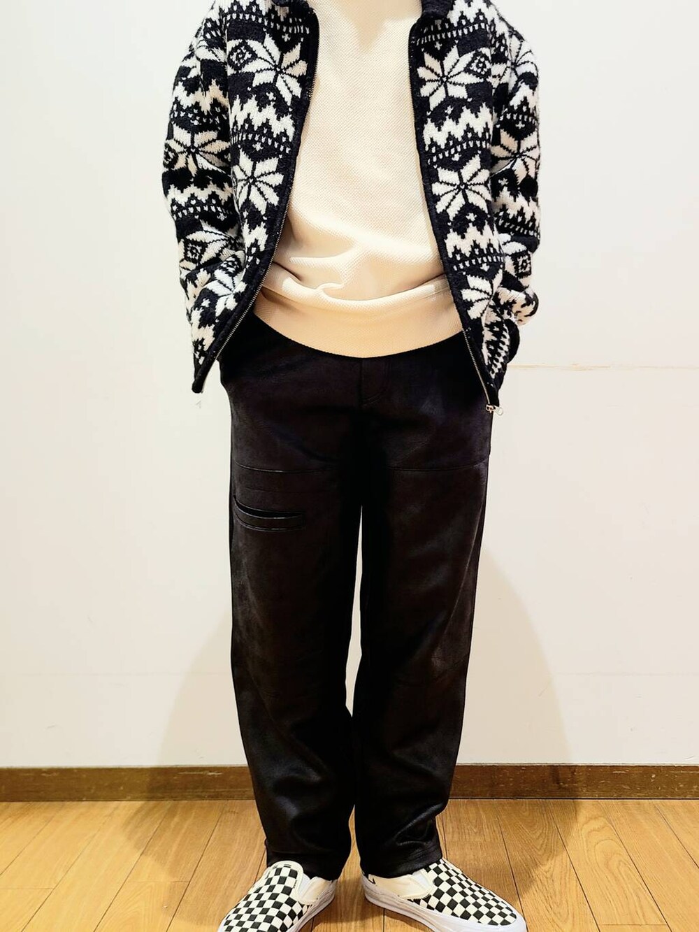 ブラック系のその他パンツ、ブラック系のスニーカー、ブラック系のニット/セーターを着用したメンズの冬コーディネートの5枚目の写真