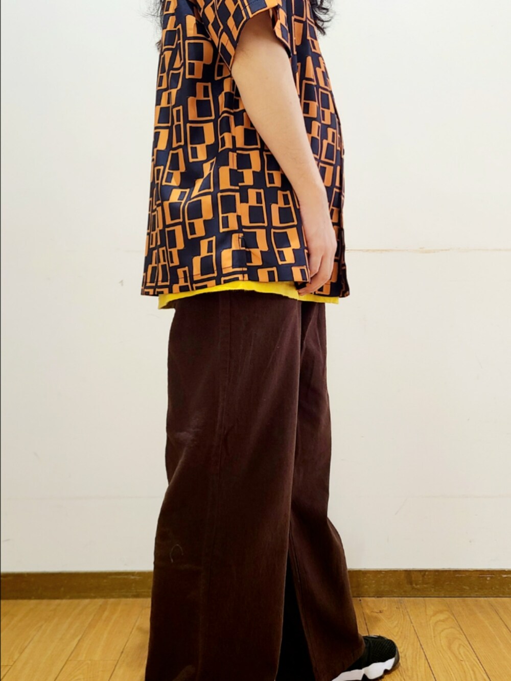 ブルー系のシャツ/ブラウス、ブラウン系のその他パンツを着用したメンズの夏コーディネートの6枚目の写真