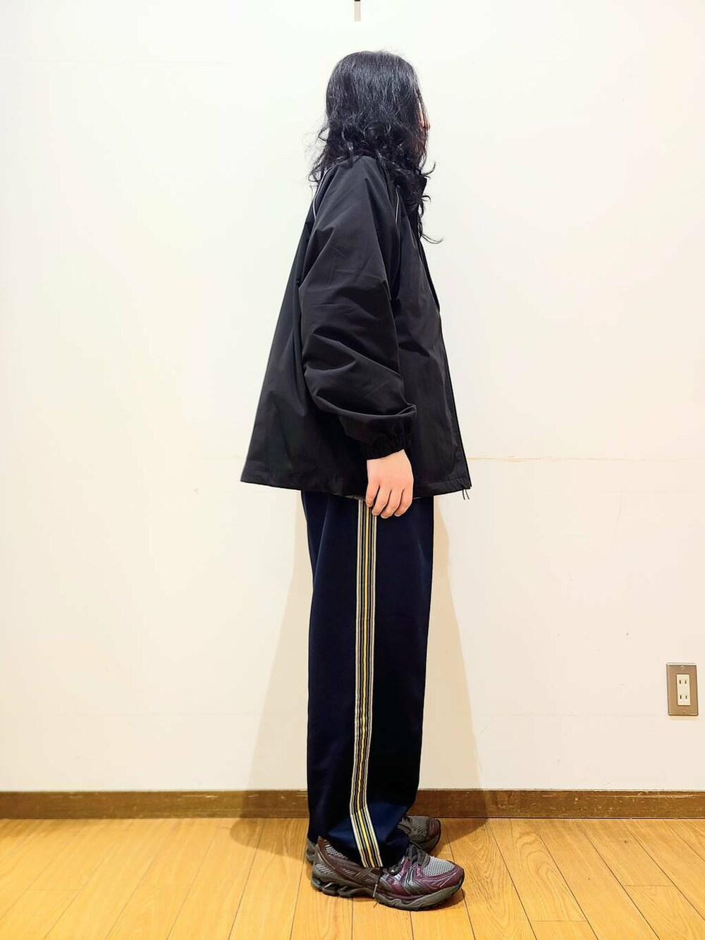 ブルー系のその他パンツ、ブラック系のブルゾン、その他のスウェットを着用したメンズの冬コーディネートの2枚目の写真