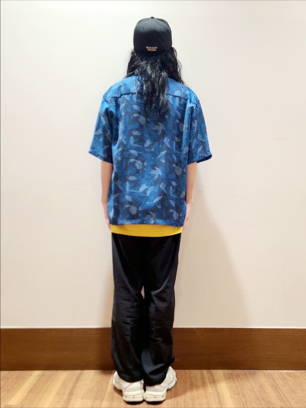 ブルー系のシャツ/ブラウスを着用したメンズの夏コーディネートの3枚目の写真