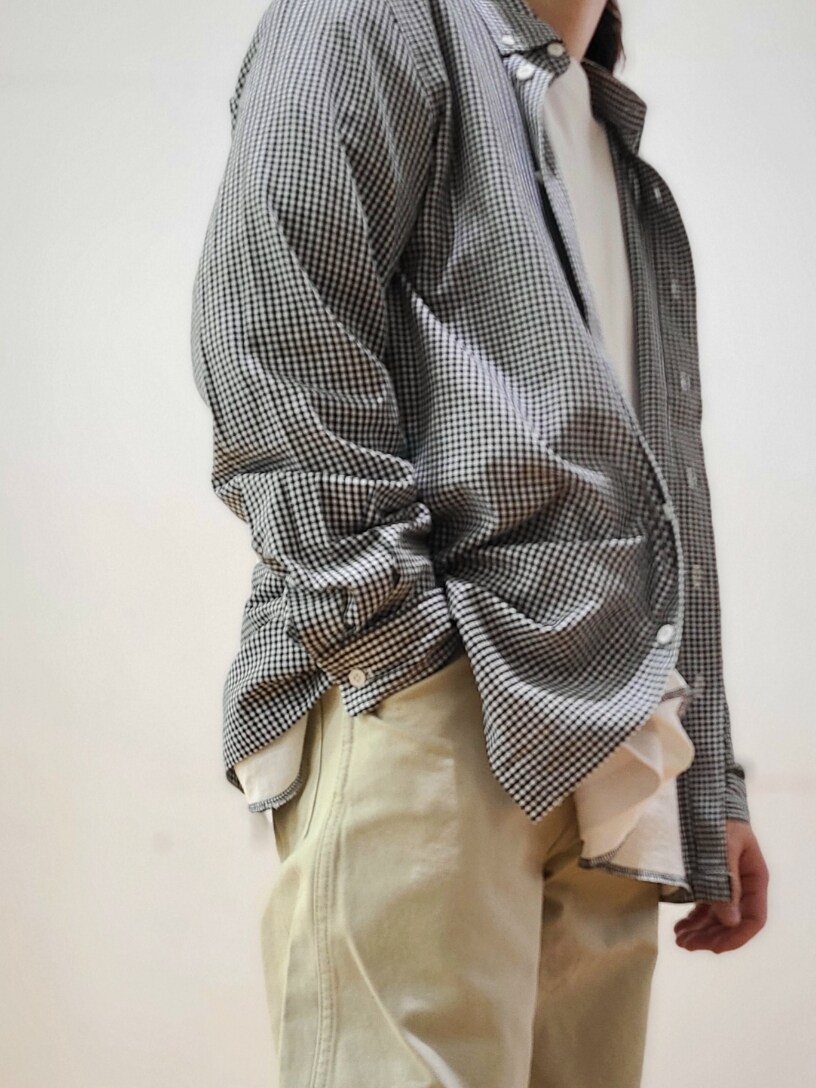 ホワイト系のTシャツ/カットソー、ベージュ系のその他パンツを着用したメンズの冬コーディネートの6枚目の写真