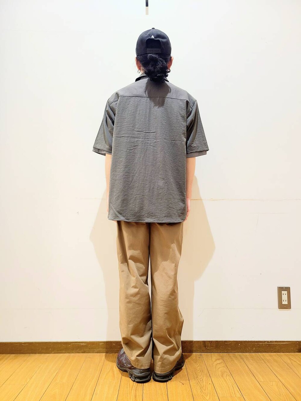 グリーン系のチノパンツ、その他のTシャツ/カットソー、グレー系のシャツ/ブラウスを着用したメンズの夏コーディネートの3枚目の写真